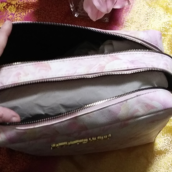 NWT Betsey Johnson Cosmetic Bag Very Roomy - Picture 11 of 12